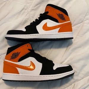 Air Jordan 1 Mid Nikes NEW in box Size 8